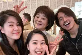言承旭出席安以轩宴会，胡须疯长造型邋遢像野人？与老粉贴面合影图片