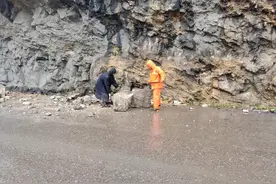 清理塌方落石、抢通道路桥梁，井陉县交通运输局坚守在防汛抢险一线图片