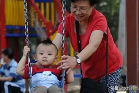 有一种母爱叫“姥姥”，带了3年外孙，因一碗药被女儿一番斥责图片
