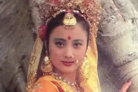 李玲玉与金铭都有娃娃脸，同穿礼服还手牵手，站一起看着挺像母女图片