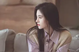 鞠婧祎一袭长发温柔似水 淡紫色衬衫搭羊毛小坎肩时尚舒适图片