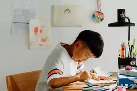 日本乔布斯寺尾玄打造了一盏巴慕达台灯，很多有远见的家长会选择图片