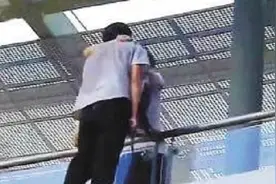 当年，路遇16岁陌生跳桥男孩后，19岁女孩上桥拥吻男孩，用爱救人图片