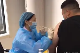 医生做核酸遇儿子问作业做完没，盘点5位医护人员的惊喜偶遇图片