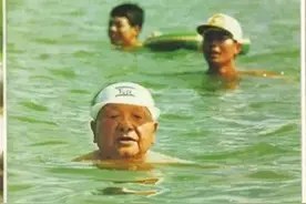 邓小平晚年生活：88岁时仍下海游泳八次，这是他最后在大海中游泳图片