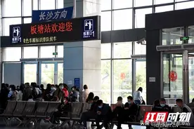 组图丨 早班时间湘潭——长沙城铁上的“奔梦人”图片