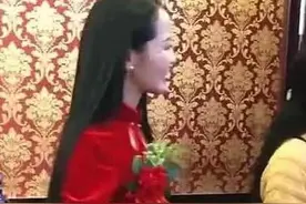 “最美婆婆”走红，婚礼穿大红色旗袍实力抢镜，网友：新娘压力大图片