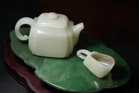完整和田玉籽料雕刻而成的茶具，先不说工艺，你舍得用它泡茶吗图片