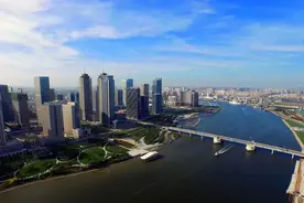 韩国记者以为中国很落后？出国后，在全世界都能看到中国的繁荣图片