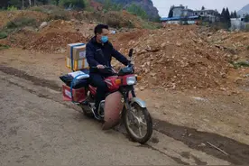 大山里行走的人图片