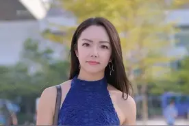 挂脖式的连衣裙，个性十足，宝蓝色看上去清新淡雅又靓丽图片