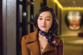 女人上了年纪后，放弃“刘海”反而气质更高级，看49岁吴越就知道图片