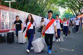 孩子刚填完志愿，上大学该不该给她配备电脑？学长说出肺腑之言图片