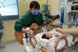 ICU里有个弹吉他的女歌手，她的“药”就是歌声和旋律图片