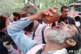 为了抗击疫情印度人拼了，200人集体喝牛尿！究竟是怎么回事？图片