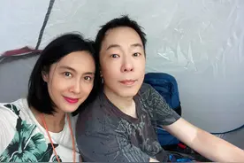 朱茵烈焰红唇晒老公合影庆中秋，她为啥嫁给相貌平平的黄贯中？图片