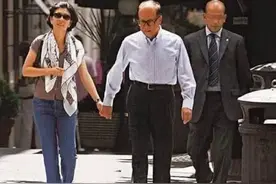 首富李嘉诚与小33岁女友同框笑得好甜，女友气质高级，撞脸刘雯图片