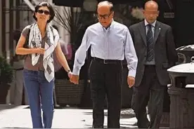首富李嘉诚与小33岁女友同框笑得好甜，女友气质高级，撞脸刘雯图片