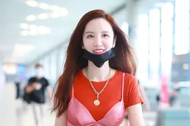 39岁张萌真够奔放，粉色胸衣穿在T恤外也不俗气，还很时髦高级图片