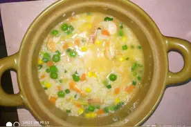 什锦鲜虾粥，虾头放砂锅里煮出虾油，虾油会使虾粥更加鲜美图片