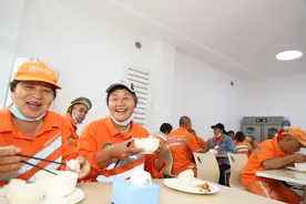 沧州：环卫工人吃上暖心早餐，志愿沧州爱心服务站“开张”啦图片