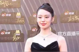 吉娜生娃后灵气不再，苹果肌凹陷初发腮，拼命秀珠宝却暴露高低肩图片