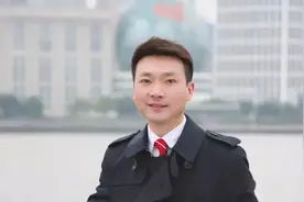 康辉主持元宵晚会，严肃认真的背后，藏着别人看不到的深情图片