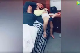 妈妈半夜摸摸孩子不见了, 起来一看, 这爷俩的睡姿让人哭笑不得图片