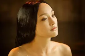 强行“装嫩”的6位女星，刘涛周迅勉强接受，刘晓庆演16岁过分了图片