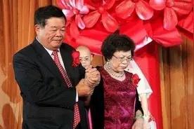 曹德旺是大善人，有钱后却想出轨红颜知己，糟糠之妻用一句话挽回图片