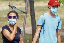 西班牙14岁小公主真大胆，穿健美裤逛街，1米8身高比祖母快高两头图片