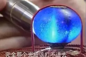 男子拿祖传"官帽"鉴宝，专家用手电一照，急忙问：祖上是谁？图片