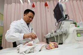 8个月女婴身上臭味难闻，一直洗不干净，医生检查后怒责家长图片