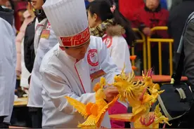 米其林大厨雕出一朵芒果花，中国大厨微微一笑：把我的龙拿出来图片