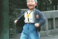 爆笑GIF动图：听说有钱人都这样走路图片