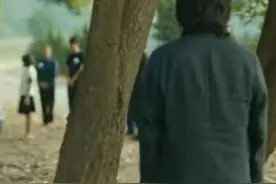 简爱母亲婚外情对象什么来头？3点原因说明，他不止一个背影图片
