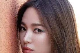 运动鞋无孔不入！就连宋慧乔也中招！穿花裙配运动鞋，混搭还真美图片