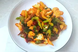 天热了，猪肉配“双花”，3种食材一起炒，有荤有素，实惠又下饭图片