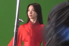 央视主持李思思近照曝光，红衣古装太惊艳，蜂腰长腿不输女明星图片