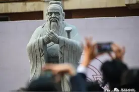 孔子的雕像都是双手交叉在胸前，有何含义？图片