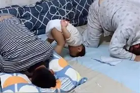 父子三人犯错被宝妈罚跪，二宝实力卖萌，让宝妈哭笑不得图片