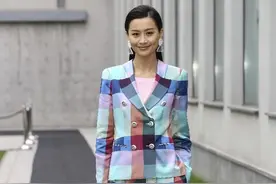 37岁陈法拉衣品太赞！身穿"格子装"，大气又吸睛，一般人hold不住图片
