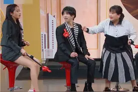 关晓彤怕鞋湿水，宁愿光脚做游戏，看到鞋子价格：贫穷限制了想象图片