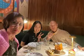 74岁汪明荃晒照过中秋，与罗家英相伴34年无子女，只有干女儿陪伴图片