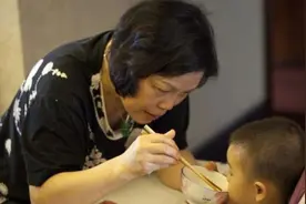 奶奶带龙凤胎4年，很少去医院，全因不吃3饭常做3事，娃脾胃好图片