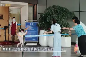 伊能静4岁女儿近视了？眼镜片如瓶底厚，关于孩子近视一次说清图片