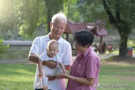 东北爷爷教孙子认字引人爆笑，笑完了，家长们也担心起孩子的发音图片