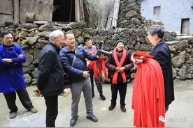 黄岩摄协丨宁溪摄影志愿者为百岁老人拍摄全家福图片