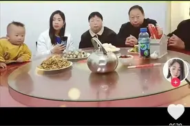 杜妈基因太强大，全家5口人共用一张脸，网友：女婿长得也像杜妈图片