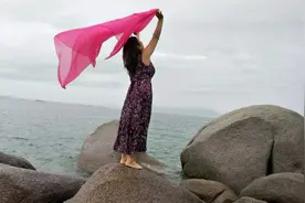 中国大妈在外旅游，被骂没素质一无是处，大妈霸气回应：多管闲事图片